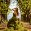Artystyczny portret w oliwkowej sukni Samba z obszernym trenem i delikatnym światłem naturalnym – Kamaprops Rental